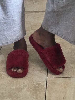 Plush Open-Toe Slide Slippers in Burgundy